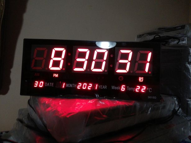 Ceas electronic de perete 30cm pe 16 cm
