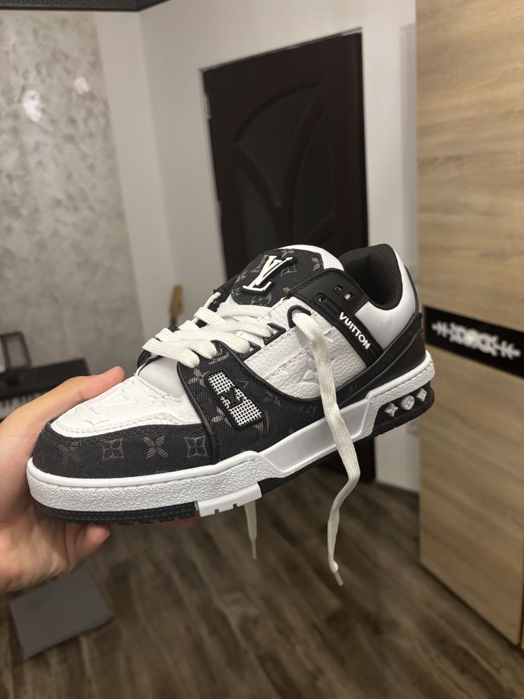 Vand pantofii Louis Vuitton