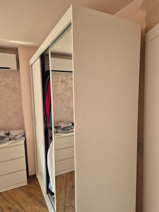 Модерен гардероб с LED осветление и огледална врата, стилен акцент