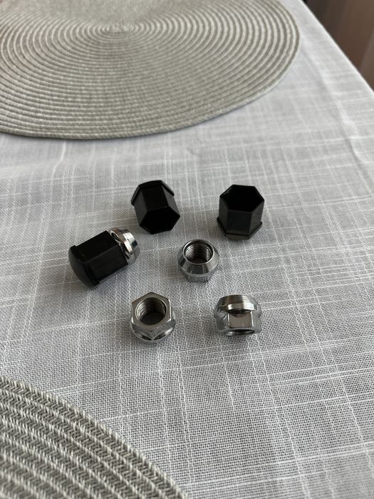 Piulita M14 x 1.5 cheie de 19 / capacele plastic cadou