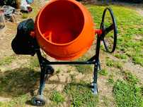 Betoniera noua de culoare portocaliu+negru de 160L