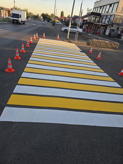 Разметка дорог. Паркинг. Парковочных мест. Пешеходные переходы. Сплошн