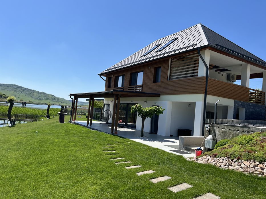 De Inchiriat Villa pt Revelion pe malu lacului Geaca jud cluj