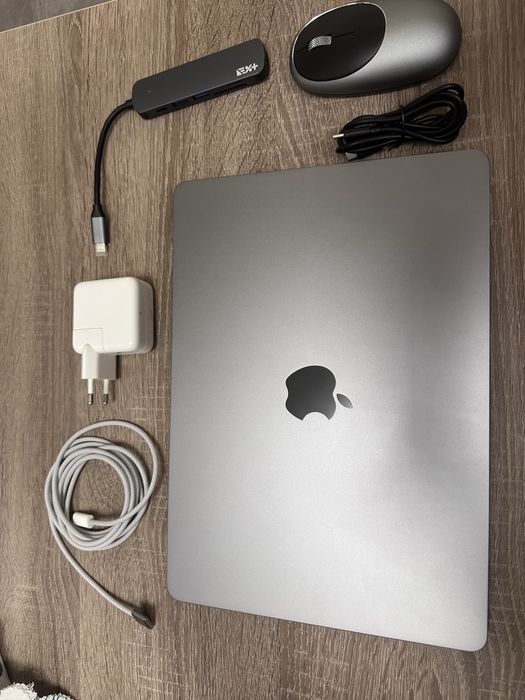 Mac Book Air M2  /4цикъла на батерията