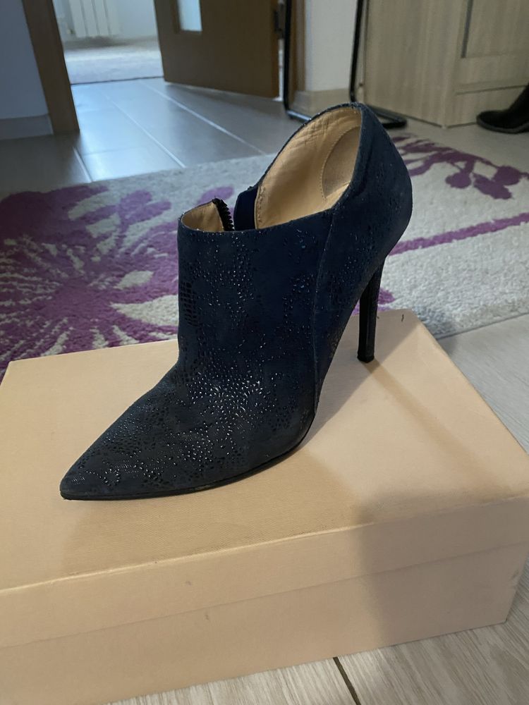 Vand botine bleumarin model superb!