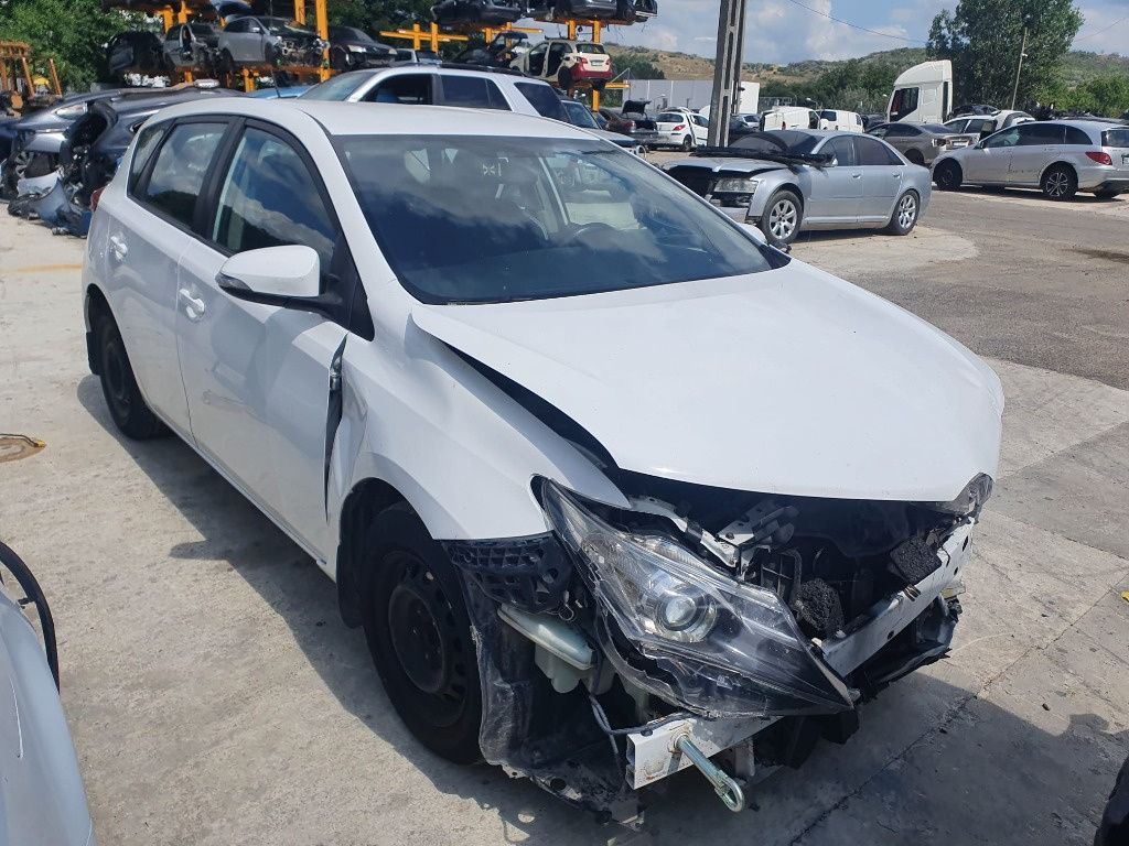 Dezmembrez Toyota Auris 2 motor 1.4d  90cp 1ND-TV dezmembrari cutie de viteze manuala 6+1