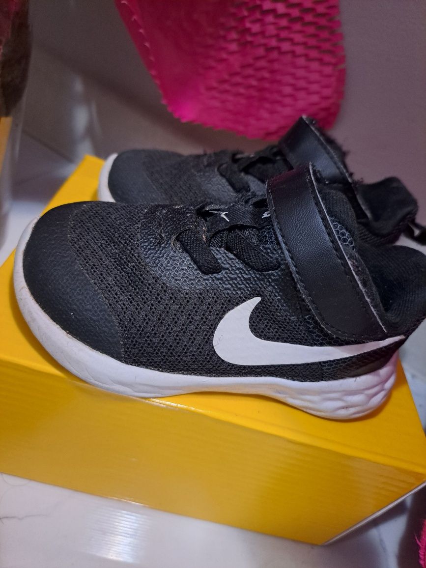 Бебешки маратонки Nike Revolution 6