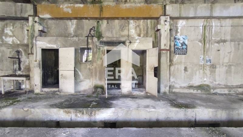 Ексклузивен бизнес имот за продажба с лице на асфалтов път в централна