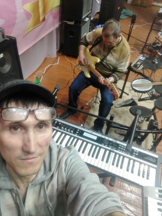 Учу играть на синтезатор