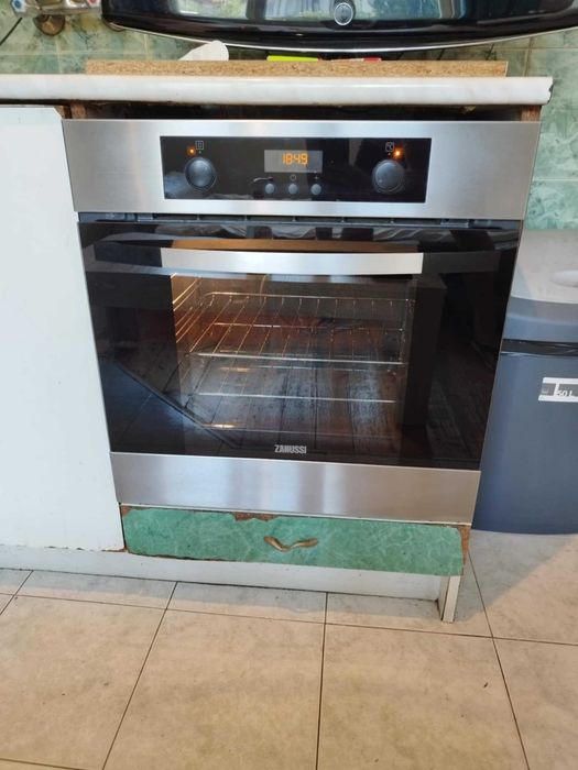 Мултифункционална фурна за вграждане  Zanussi 72л. В отлично състояние