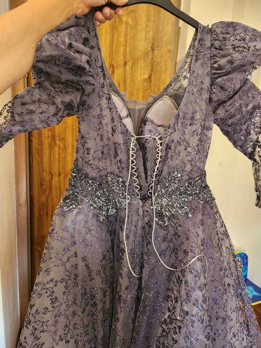 Красива рокля покрита с камъни блясък