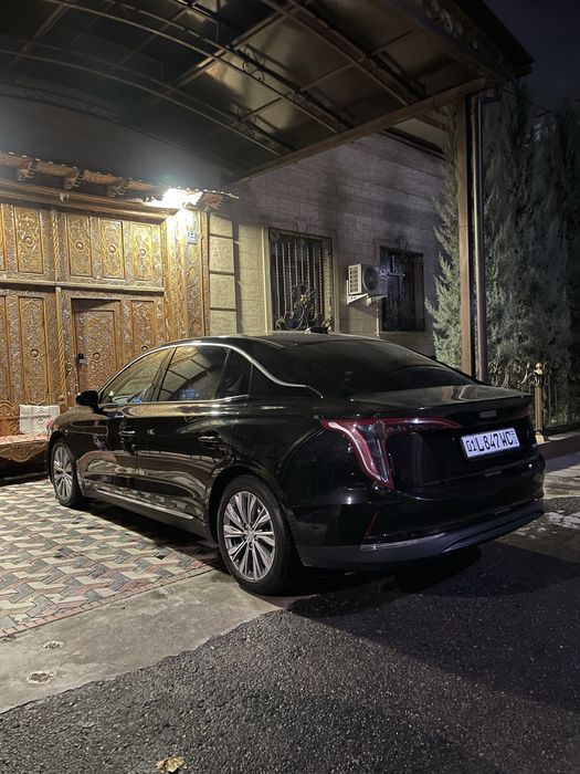 Hongqi E-QM5 Srochna  Sotiladi