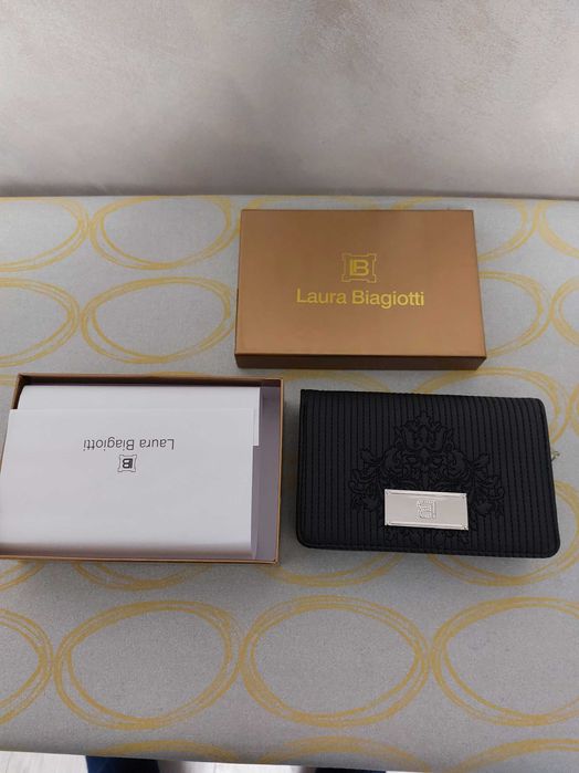 портфейл Laura Biagiotti – черен, елегантен дамски модел