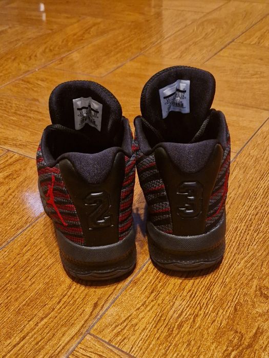 Adidasi jordan B. Fly