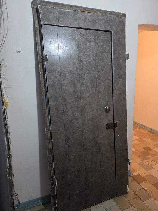 Продам входную железную дверь