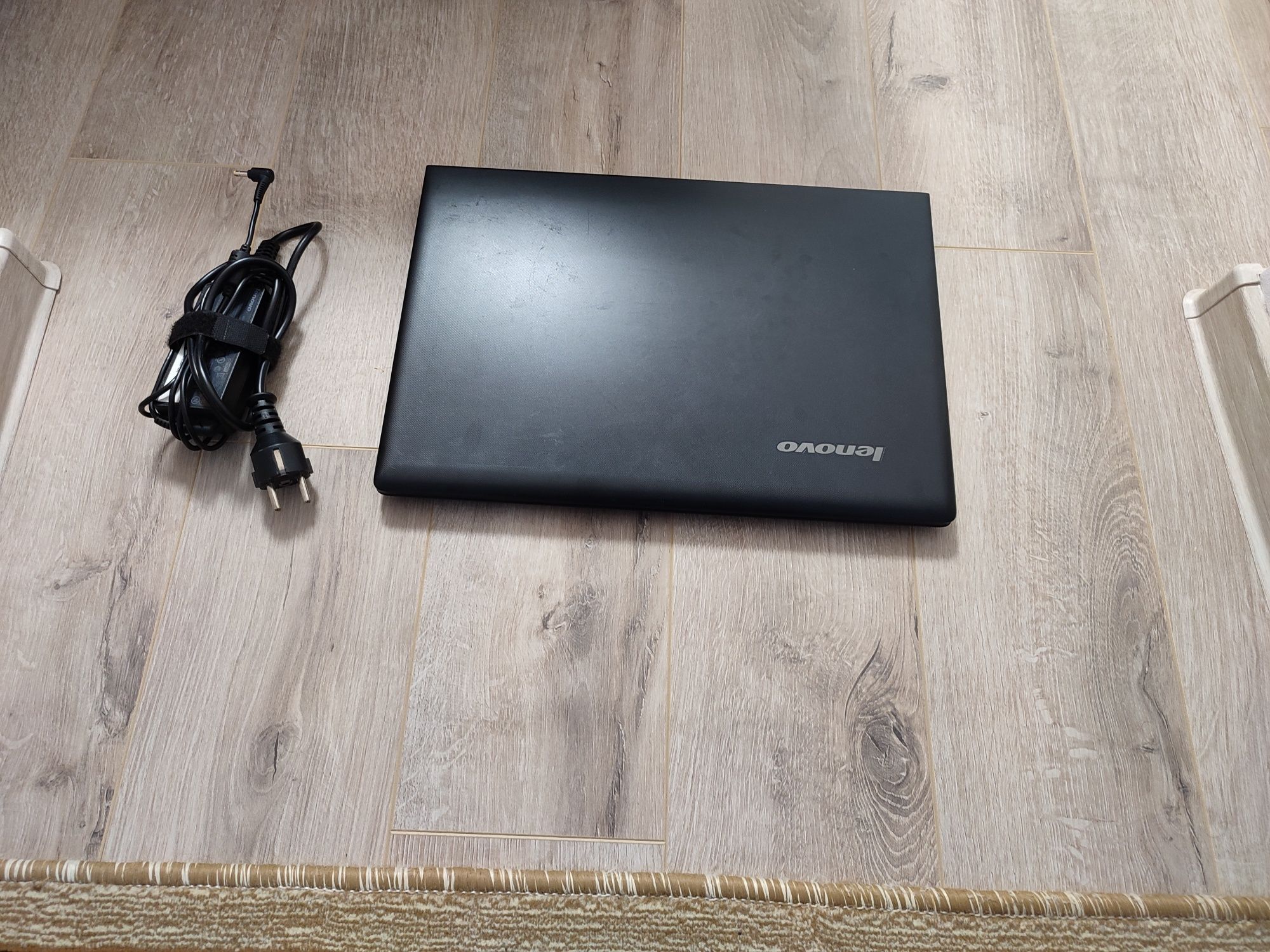 Vând laptop Lenovo