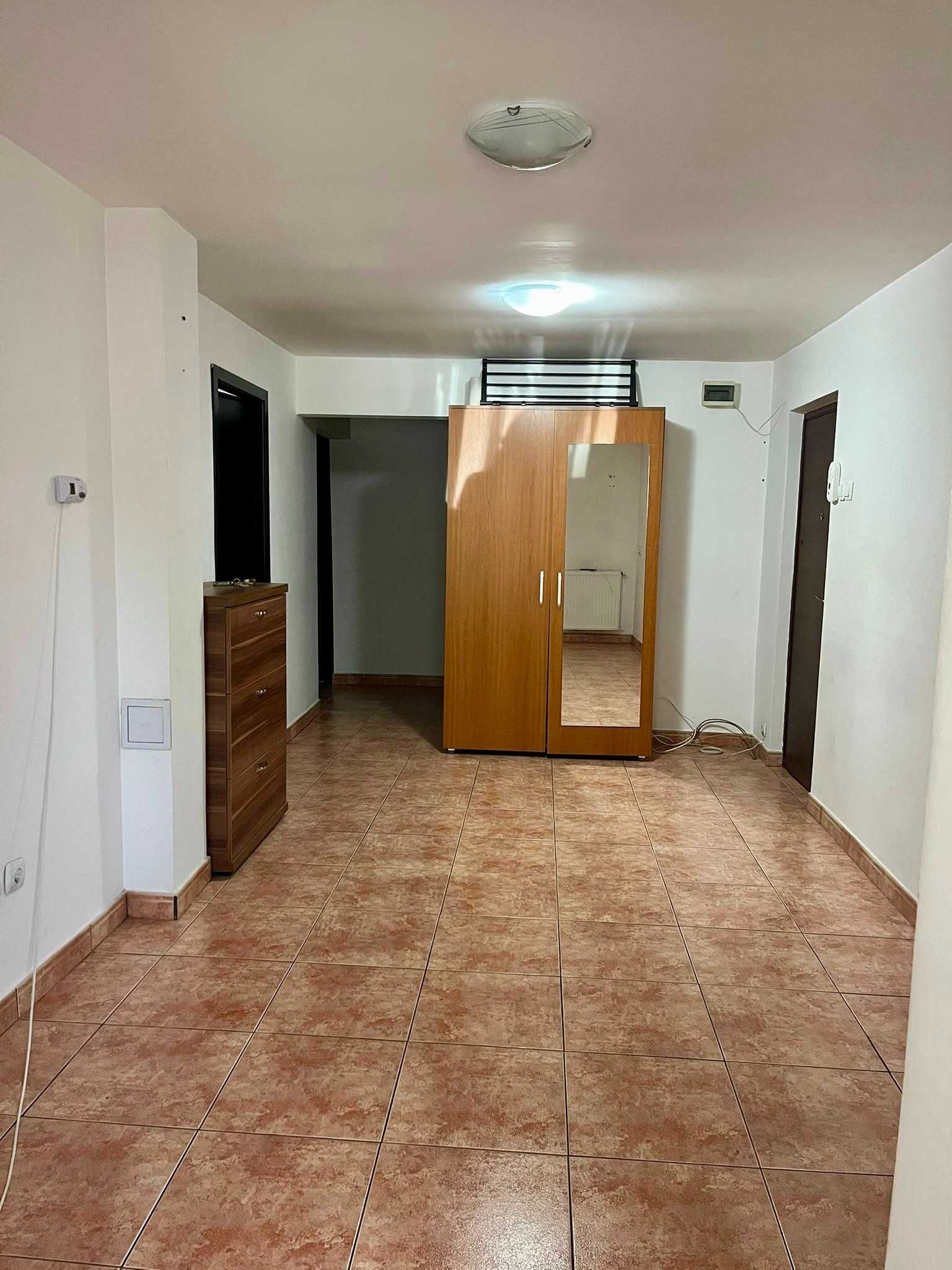 Închiriez apartament 2 camere decomandat – parter – Capsa