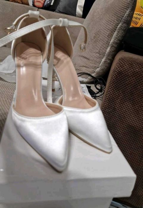 Pantofi de mireasa albi