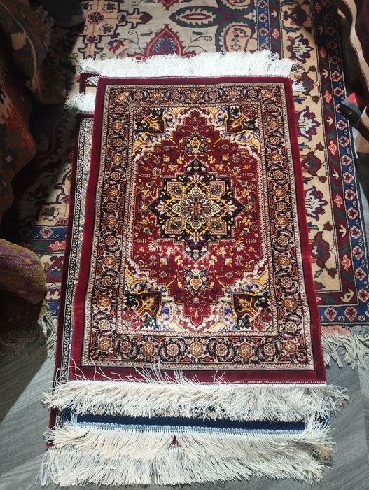 Ипак гиламлар сотилади