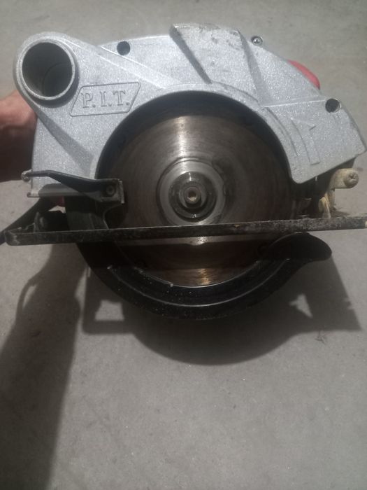 Продам дисковую пилу  отличном состоянии работает отлично