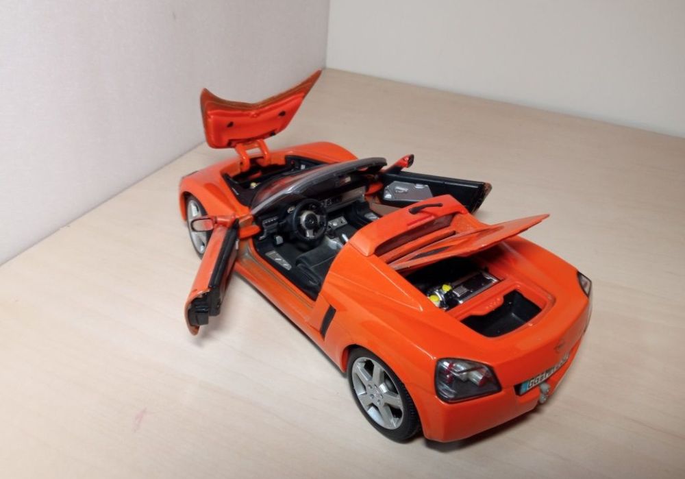 Opel speedster macheta 1 18
Scara 1:18
Maisto 

Fotografiile fac parte