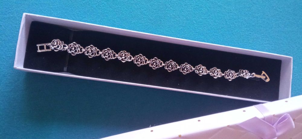 Елегантна, нова, сребърна гривна в кутия