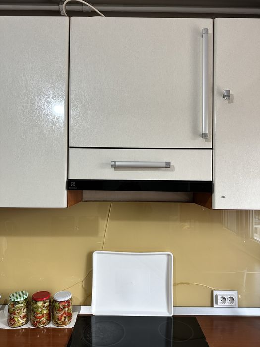 Vand mobila bucatarie cu electrocasnice