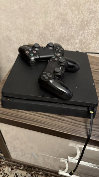 Playsation Ps4 - Продаётся  , купил год назад для дома.