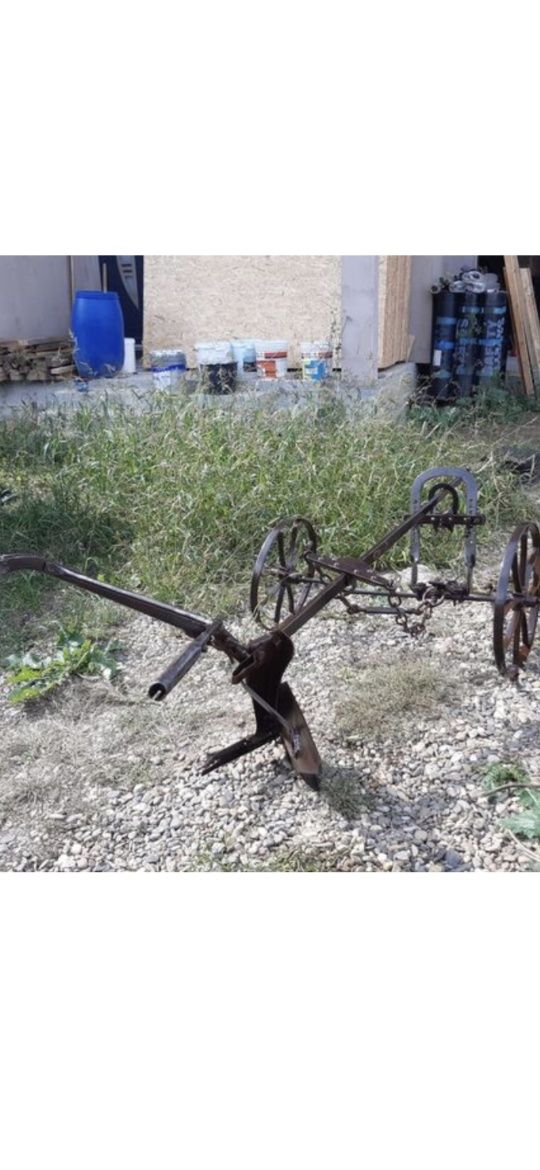 Vând plug din fier