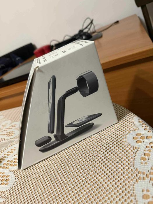 Смарт часовник, станция за зареждане и безжични слушалки