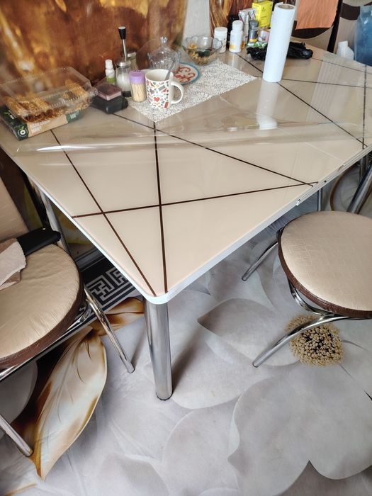 Кухонный стол с шестью стульями