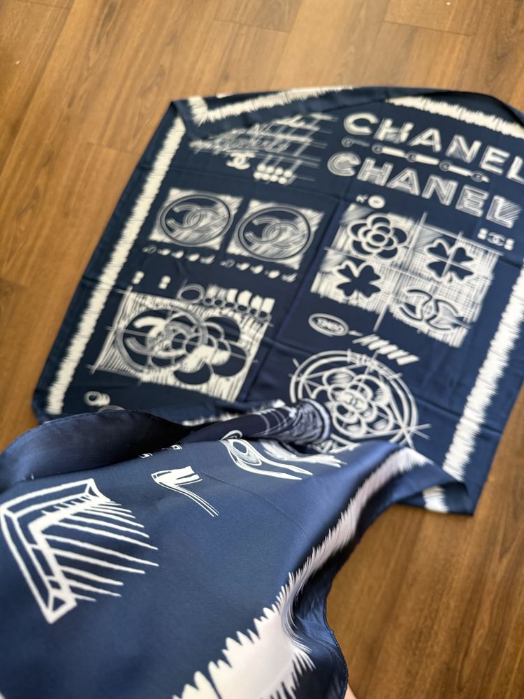 Копринен шал CHANEL