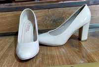 Женские бежевые лакированные туфли