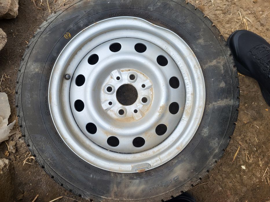 Зимние шины липучки Viatti. Размер 175/65/R14. Б/у 1 сезон. Много не е