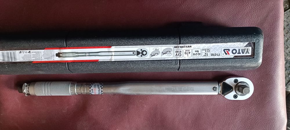 Cheie chei dinamometrica Yato 42-210 Nm 1/2 și JBM 19-110 Nm 3/8