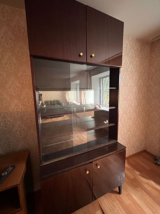 Продам 2 сервант, шкафы под посуду,  и стол в хорошем состоянии