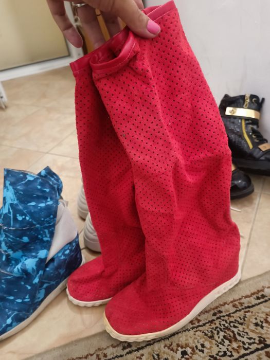 Дамски обувки на висока платформа