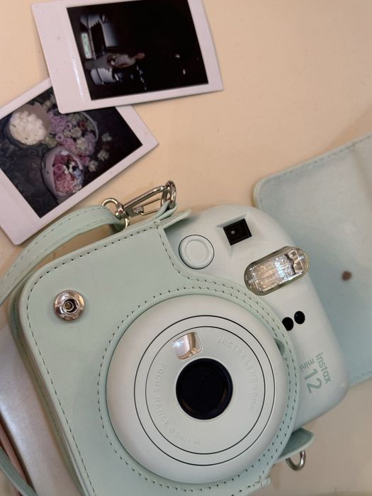 Instax mini 12 , вместе с чехлом