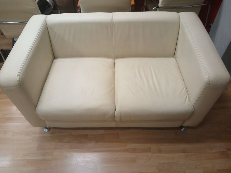 Продавам 2бр. Дивани плюс стъклена маса