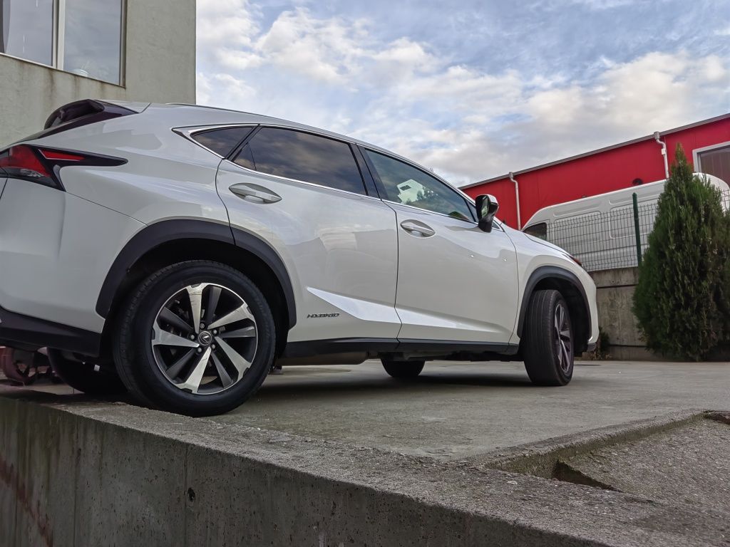 Lexus NX 300 - хибрид на 3 години