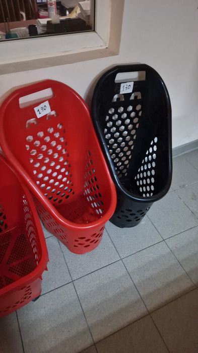 Poarta acces magazin si rafturi de magazin