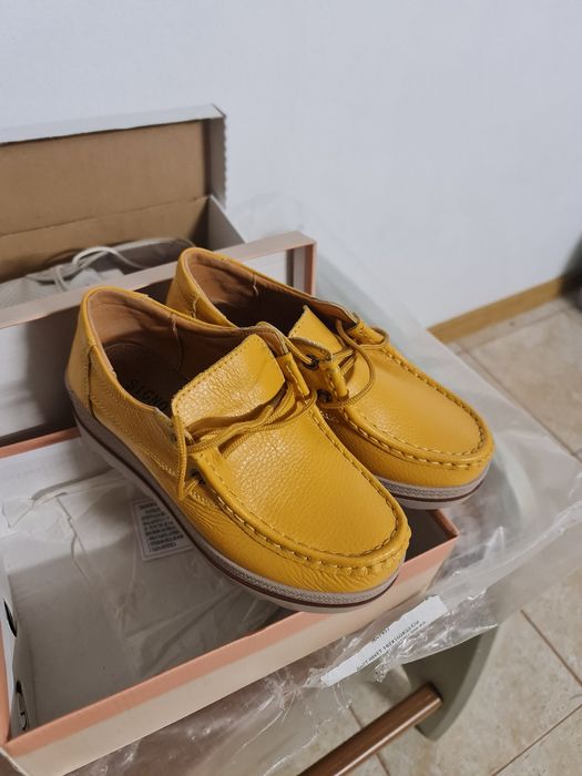 Vand 2 perechi de incaltaminte din piele, pantofi albi si galbeni, 36