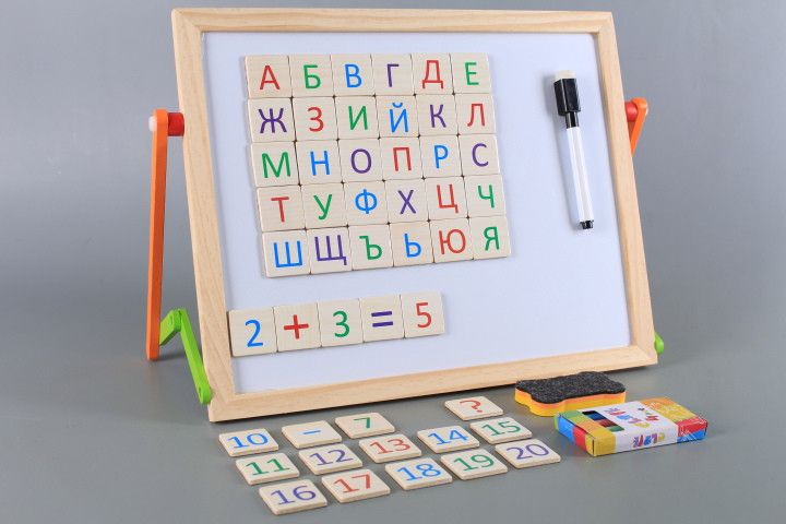 Дървена магнитна дъска с българската азбука -2 в 1