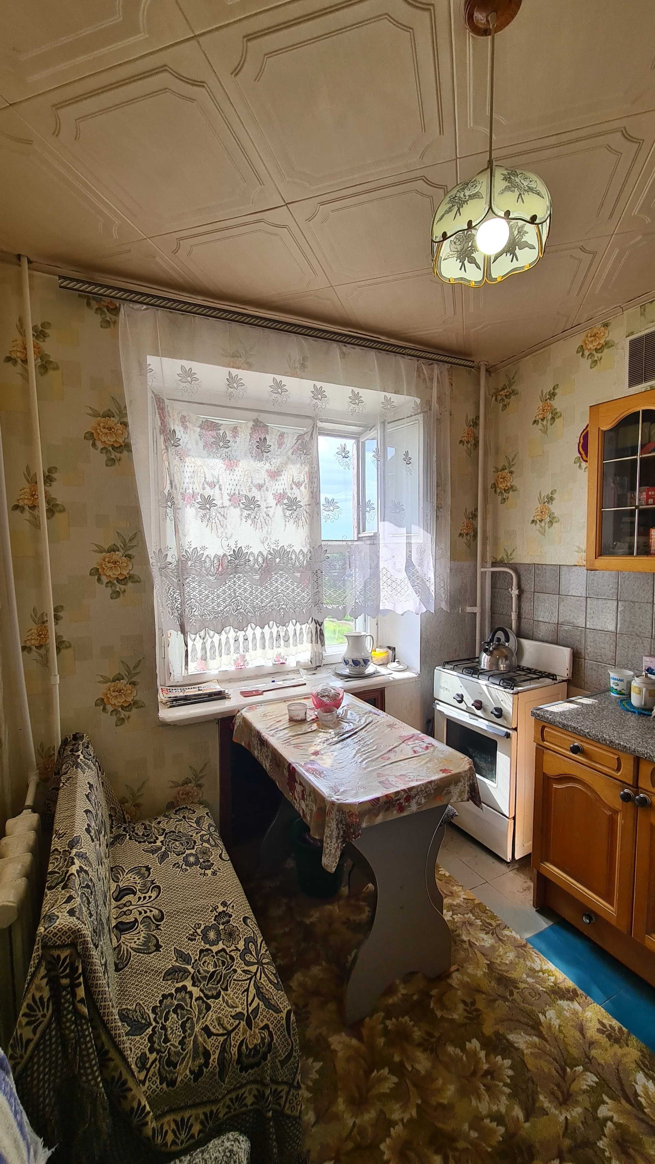 Продам 1-а ком кв в 6 мкр на 4 этаже.