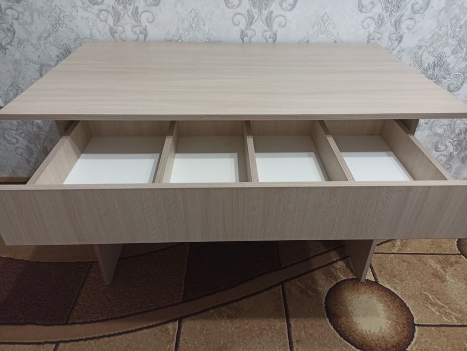 Продам Швейную машинку оверлок Стол и стулья!