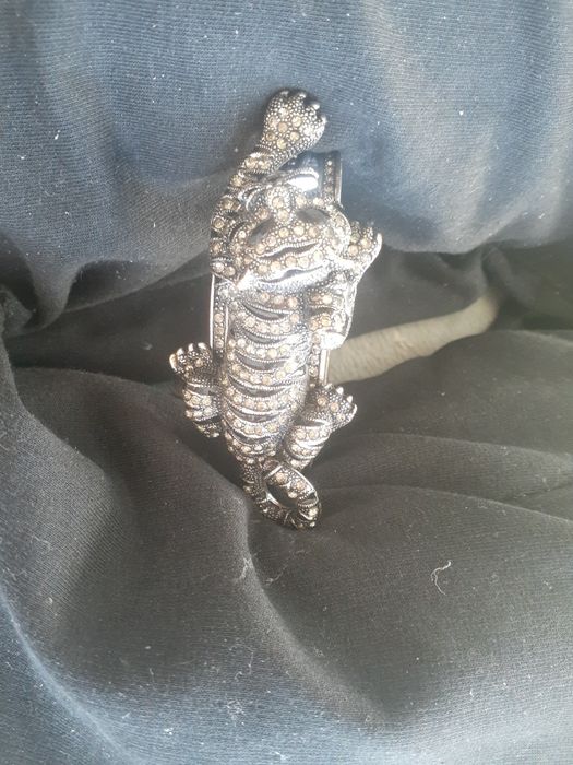 Браслеты и ожерелье всё  в хорошем состоянии насилось совсем мало