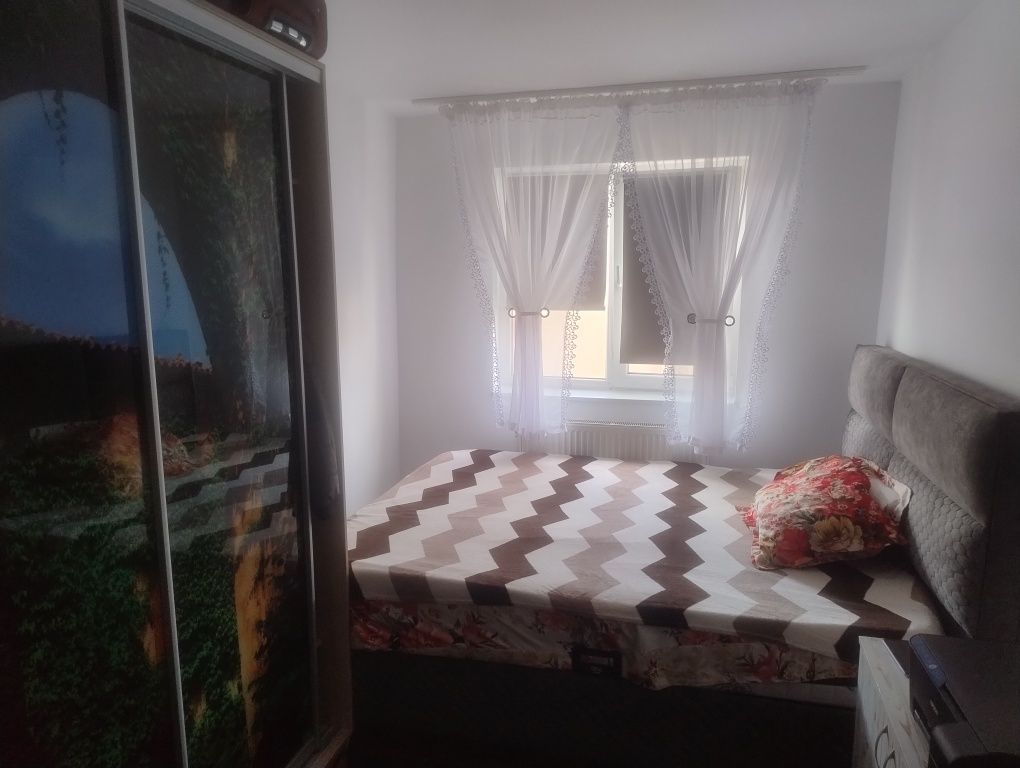 Vând apartament cu trei camere