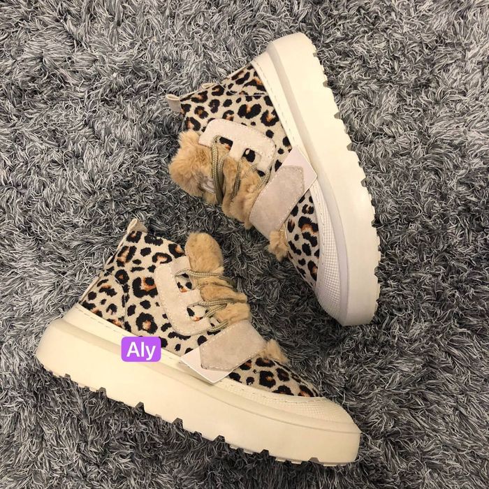 Animal Print UGG 
38,38,39,39

260 lei
Cu săculeț