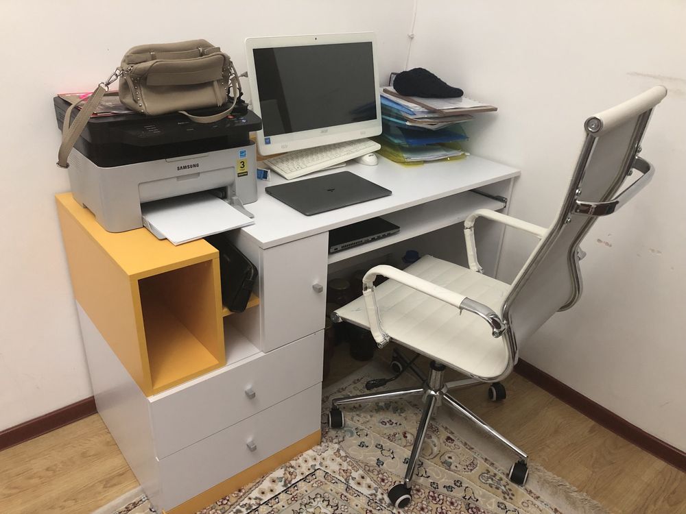 Компьютер стол и кресло и принтерімен