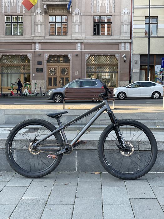 Specialized P3 2022 dirt jumper stock